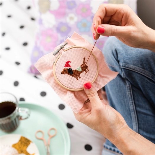 CHRISTMAS DACHSHUND CROSS STITCH KIT fra Cotton Clara